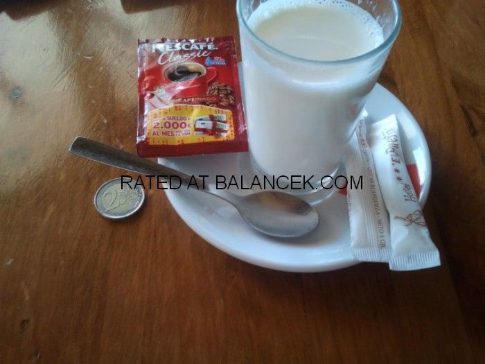 cafe largo de leche y dos sobres de azucar