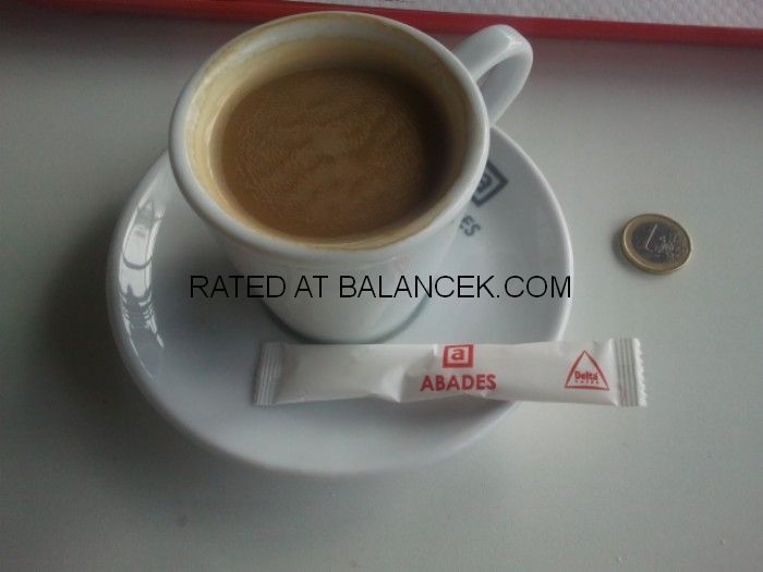 cafe con leche y 1 sobre de azucar x 1